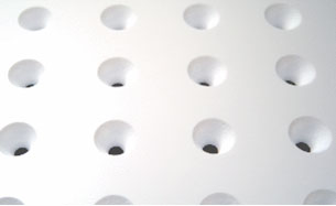 Detail perforované desky